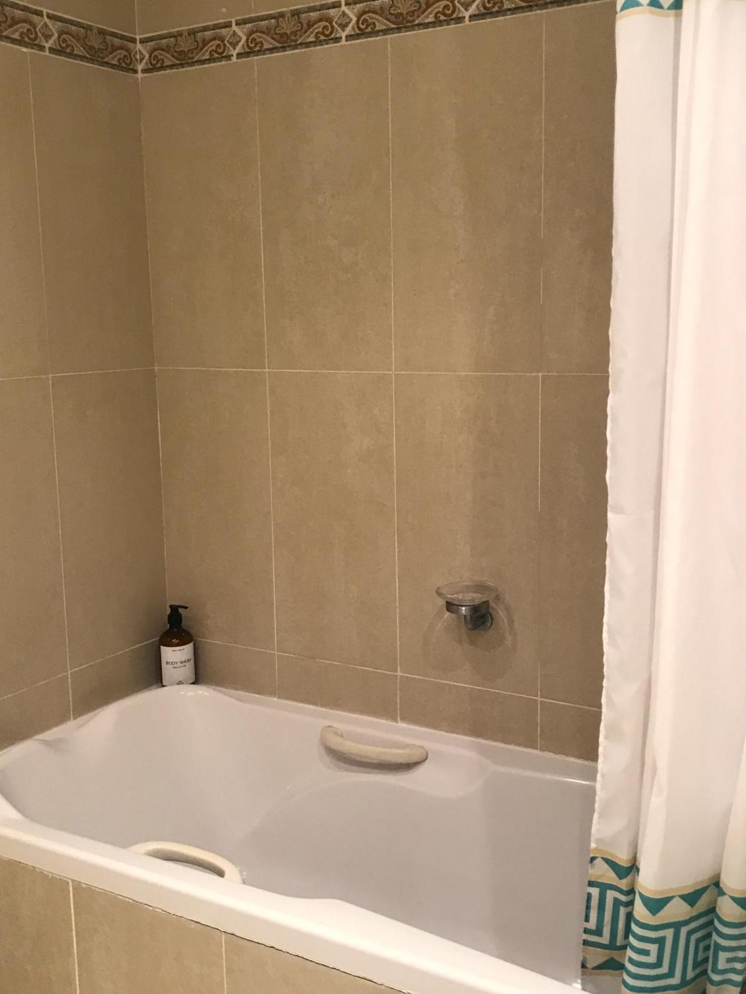Deluxe Con Bano Privado En Atalaya Apartagolf, Homestay