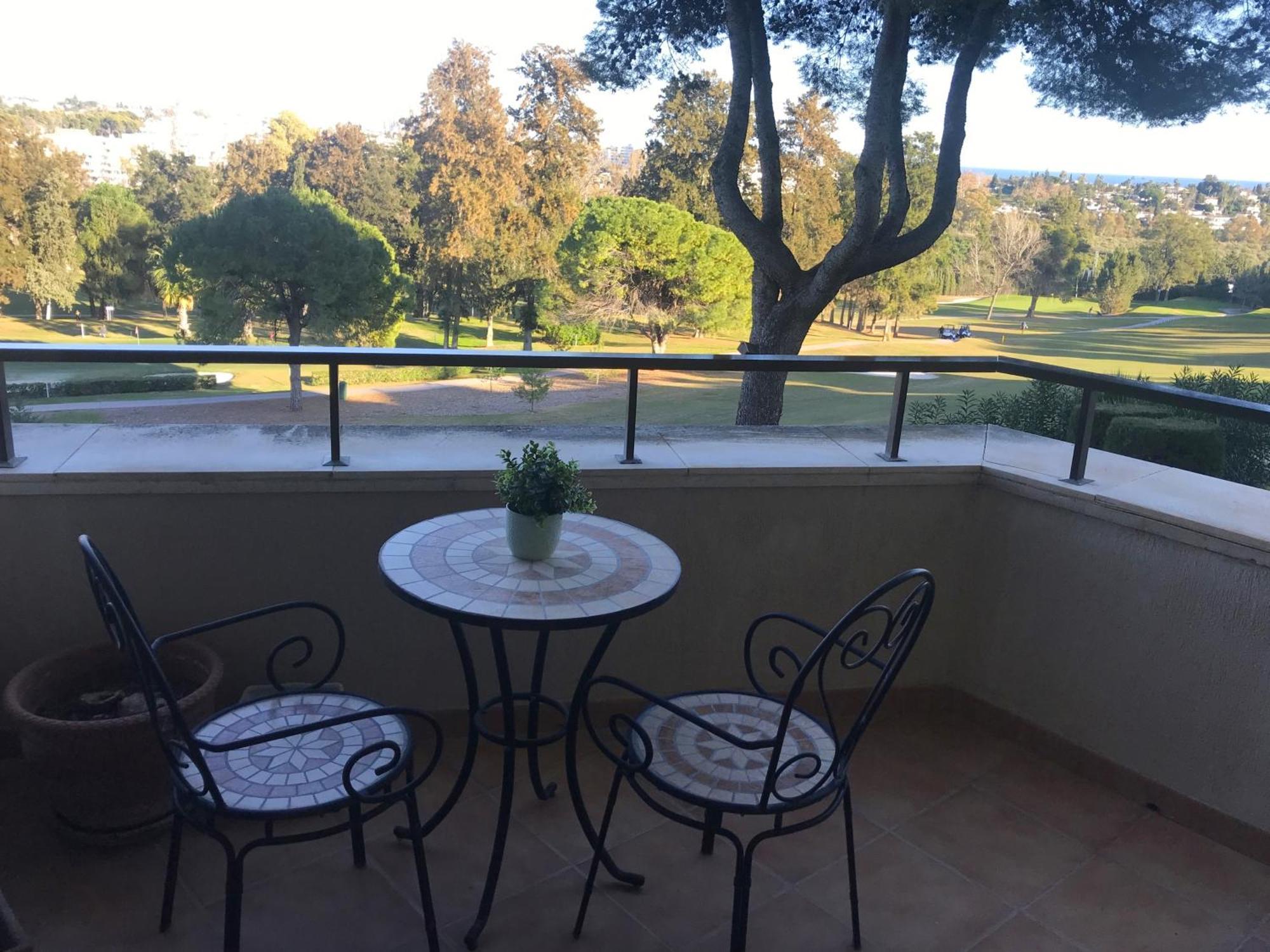 Homestay Deluxe Con Bano Privado En Atalaya Apartagolf, Estepona